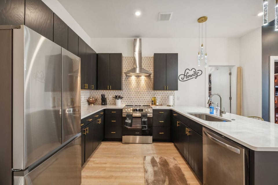 Kitchen, fully stocked