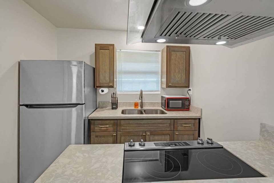 7228_Stewart_Rd_Galveston_TX_77551_USA-Kitchen-_DSC4681