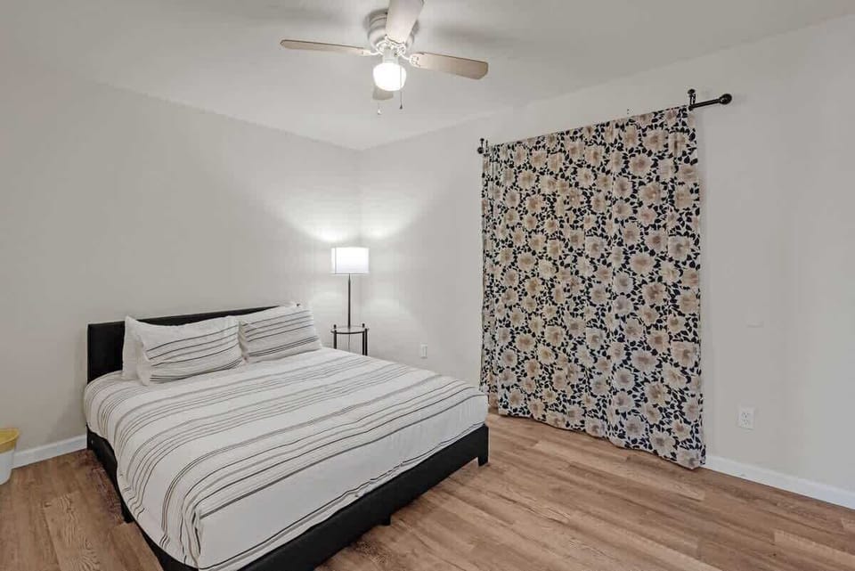 7228_Stewart_Rd_Galveston_TX_77551_USA-Bedroom-_DSC4711