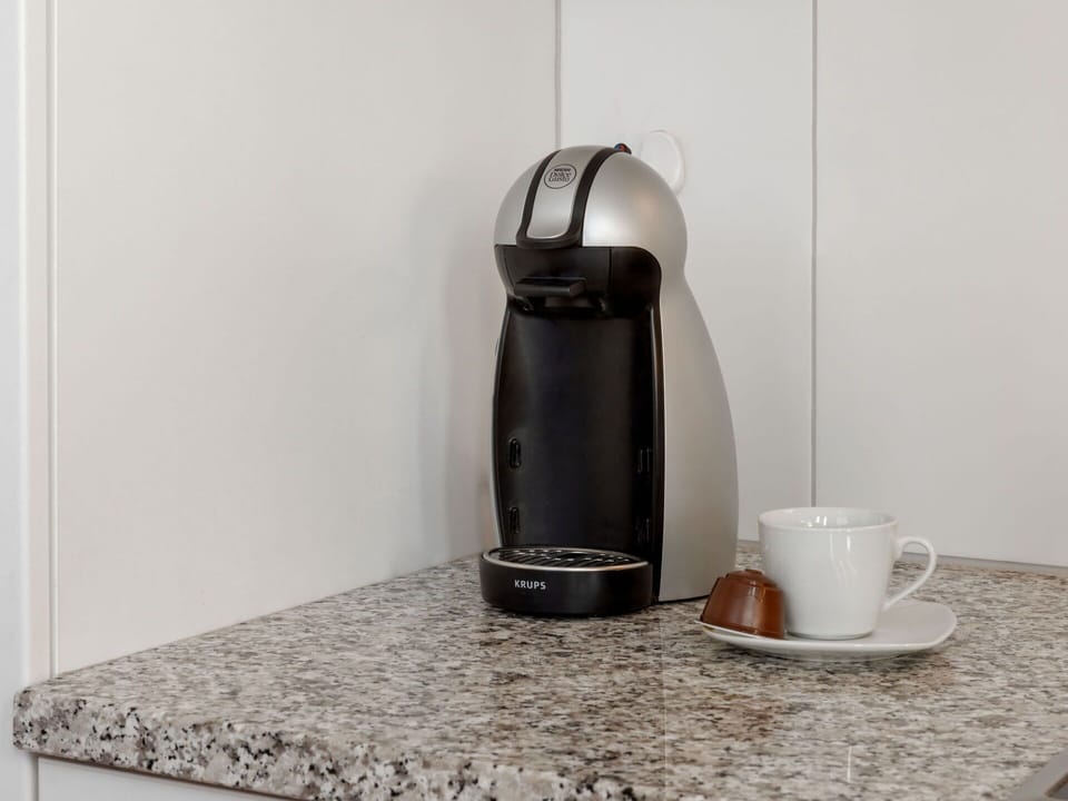 Kitchen Appliance, Small Appliance, Home Appliance, Electronic Device, Coffeemaker, Machine, Drip Coffee Maker, Serveware