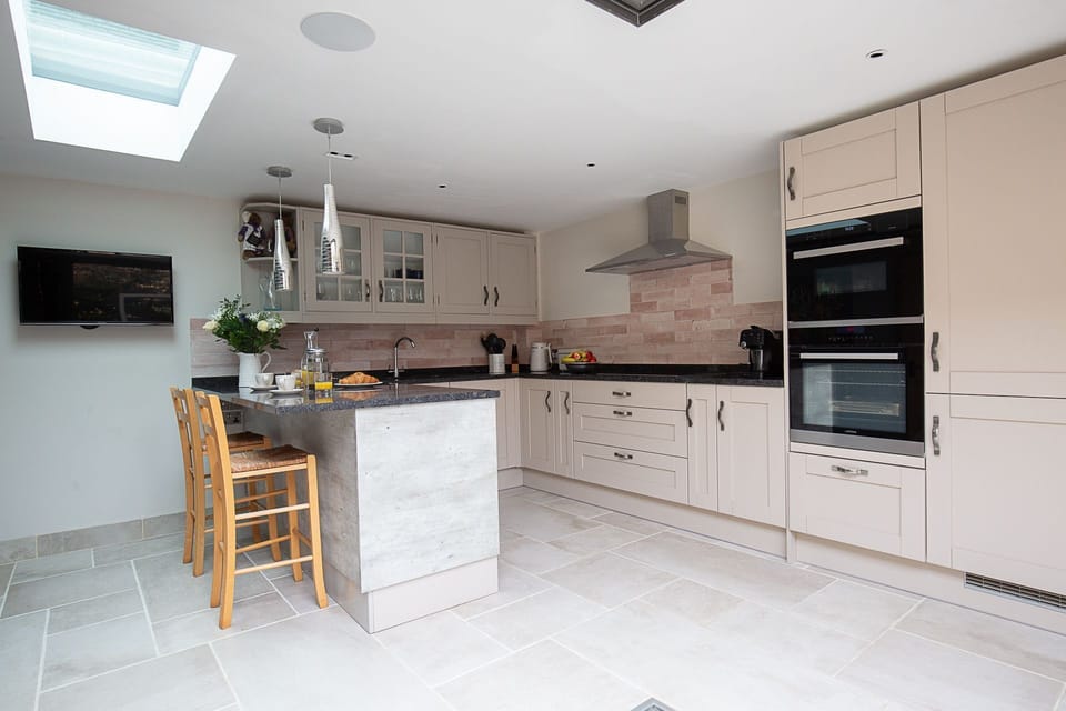 Fuschia Cottage Kitchen - StayCotswold