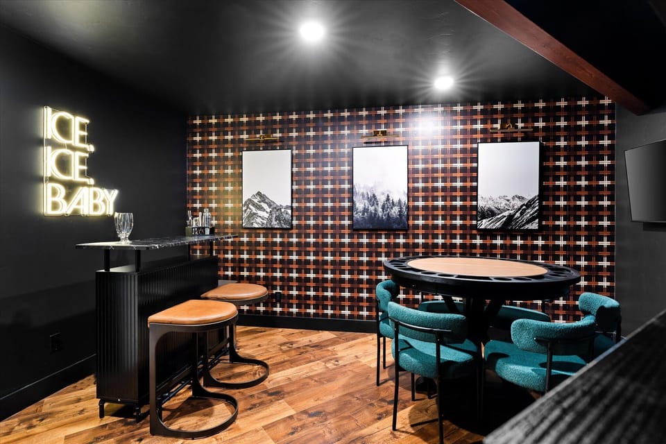 Step into the Roaring Twenties with your very own private speakeasy, featuring a poker table and vintage décor—ideal for unforgettable nights.