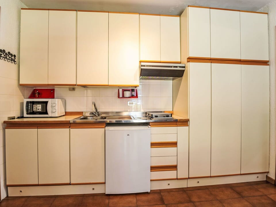 Kitchen Appliance, Kitchen, Major Appliance, Countertop, Wood, Cabinetry, Interior Design, Flooring, Home Appliance, Room