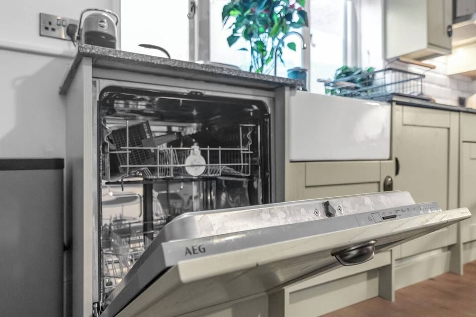 
A modern kitchen equipped with all essentials, including an oven, hob, microwave, toaster, and coffee station. Enjoy a full set of tableware and cookware, a refrigerator, and a dishwasher for convenience. Perfect for preparing and enjoying meals during your stay.