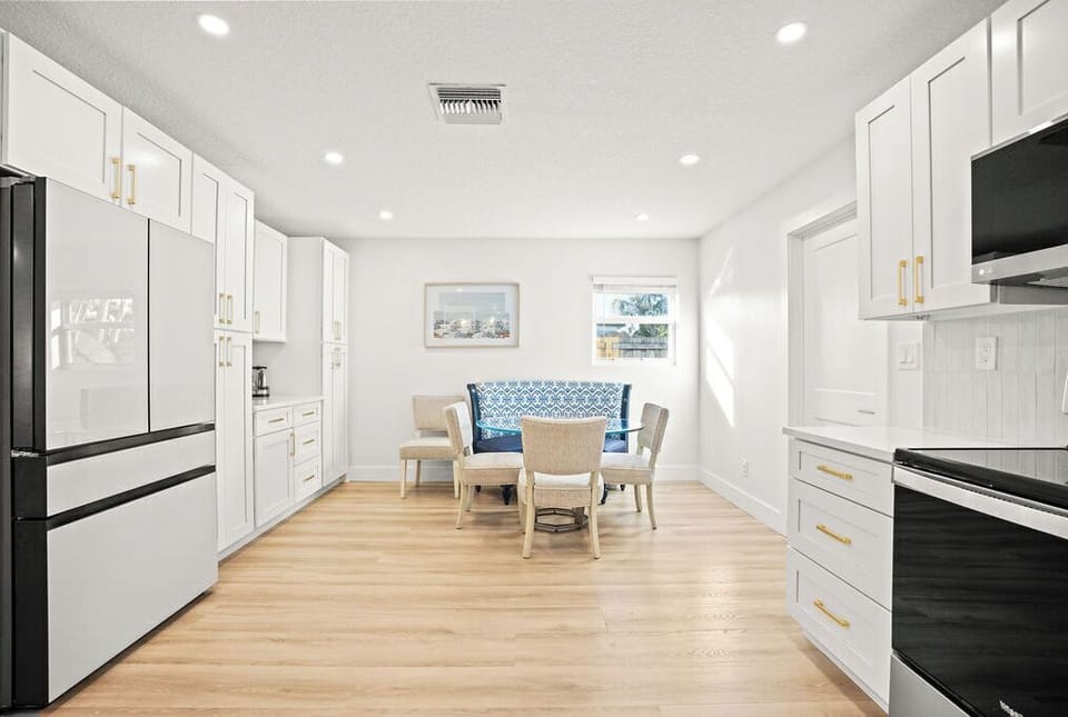 Our bright common area is perfect for chilling and sharing conversations! 🍳 Enjoy a casual meal at the breakfast nook in our fully equipped kitchen. ☕