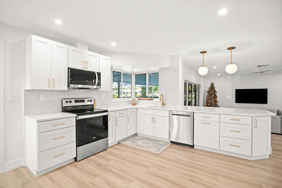 Unleash your inner chef in our fully-equipped, modern kitchen! 🍳 Prepare and cook your favorite dishes with ease during your stay. 🍽️