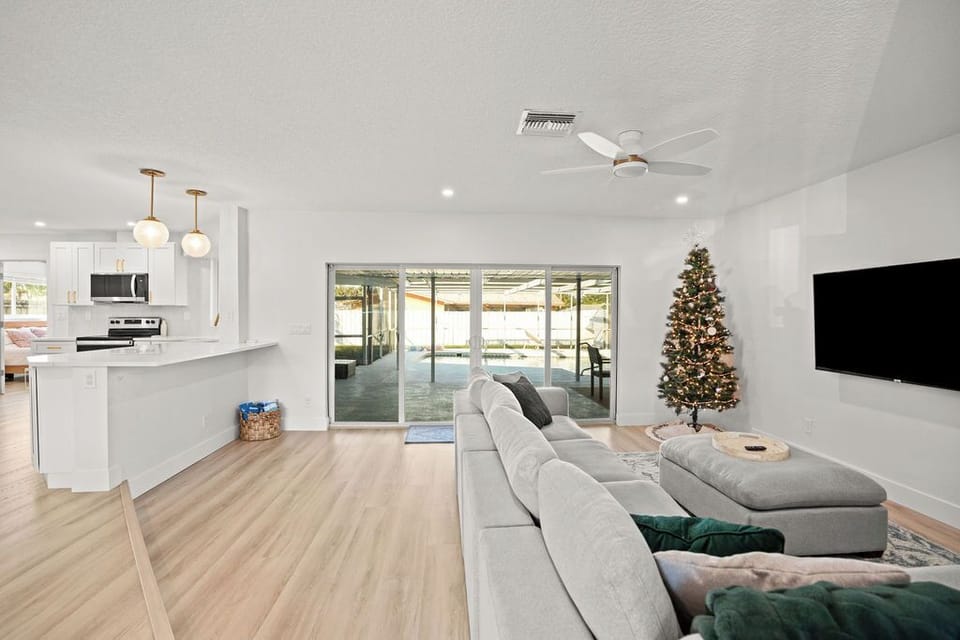 Welcome to your open-plan retreat! ✨ This spacious layout seamlessly connects the living area to the kitchen, perfect for easy entertaining and relaxation. 🛋️🍳