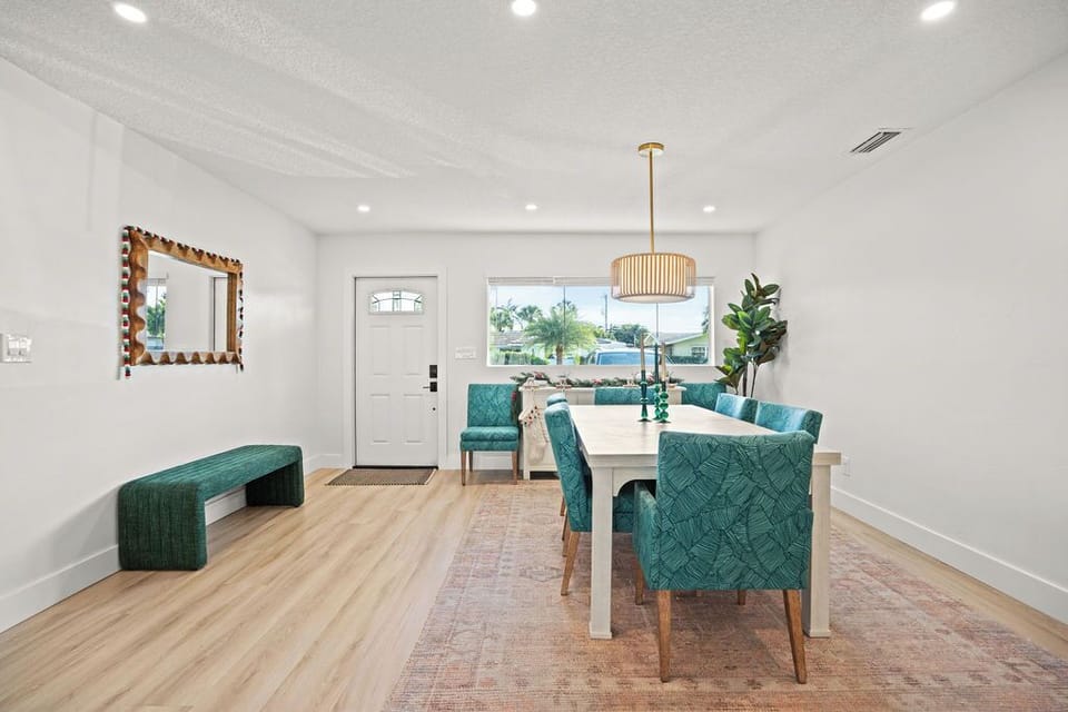 Dine in style! 🍽️ The stylish interior of our dining area provides the perfect setting for you and your company to enjoy your favorite meals together. 🥂