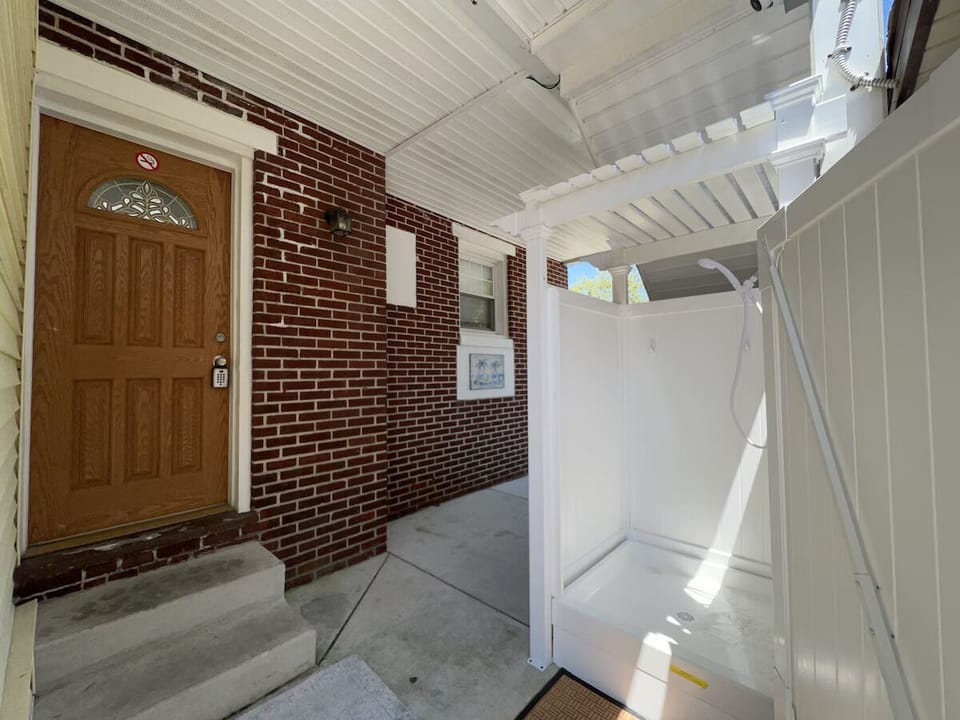Rear Entry / Outdoor Shower