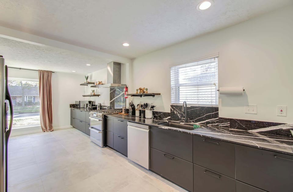 Fully equipped and decked out with luxury finishes and appliances, this spacious gallery style kitchen is a chef’s dream to help you channel your culinary creativity. 