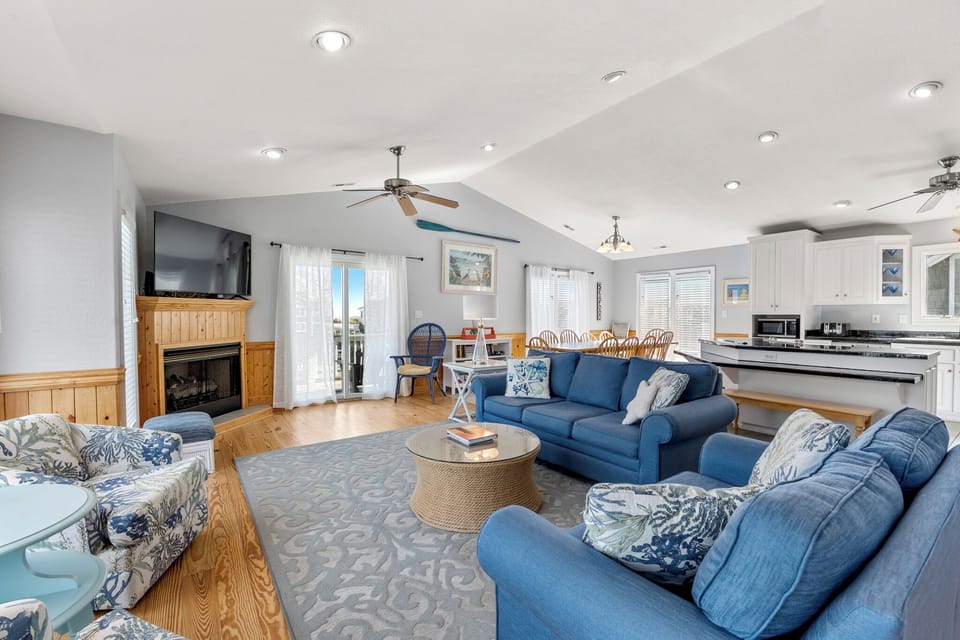EE46: The Happy Crab | Top Level Living Area - Fireplace Not Available For Guest Use