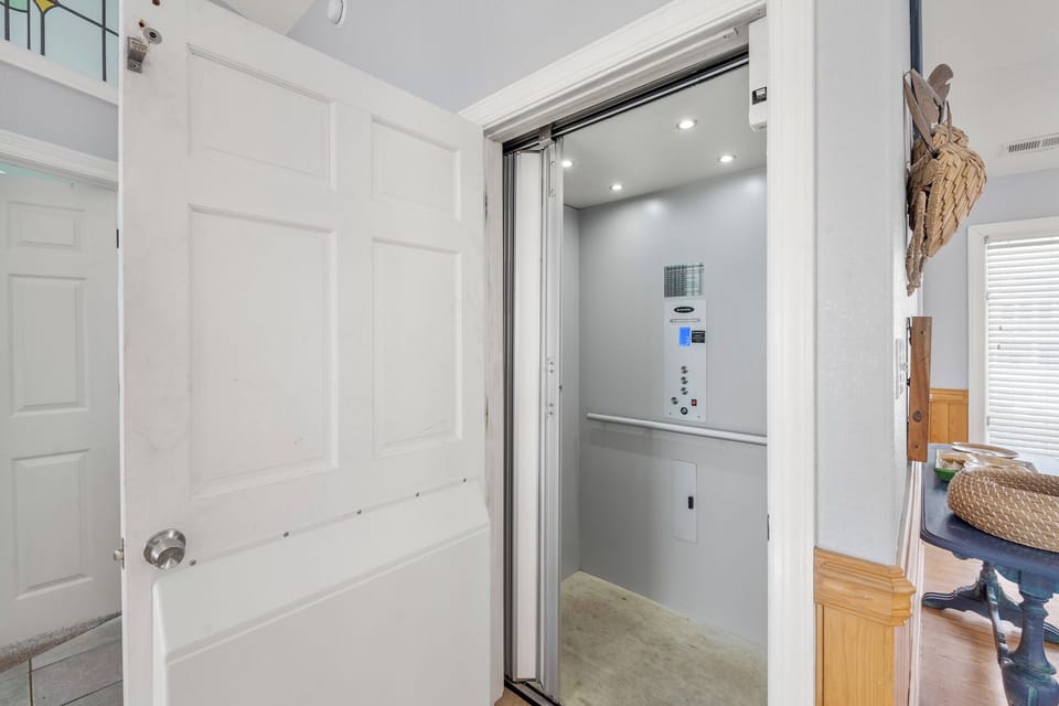 EE46: The Happy Crab | Top Level Elevator Access