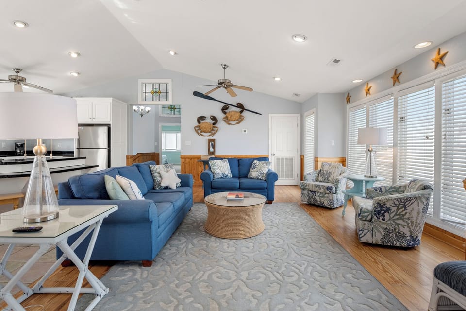 EE46: The Happy Crab | Top Level Living Area