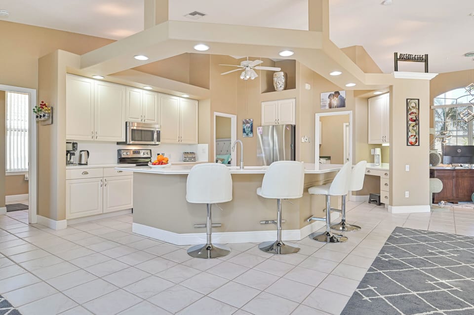 Cape Marina - Fully equipped kitchen with bar seating