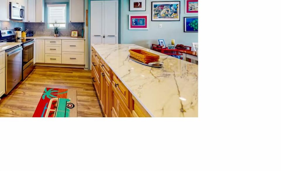 Kitchen large countertop + window for lots of light