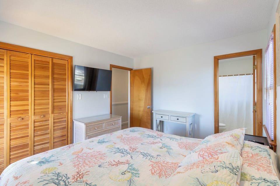 Mid Level King En Suite