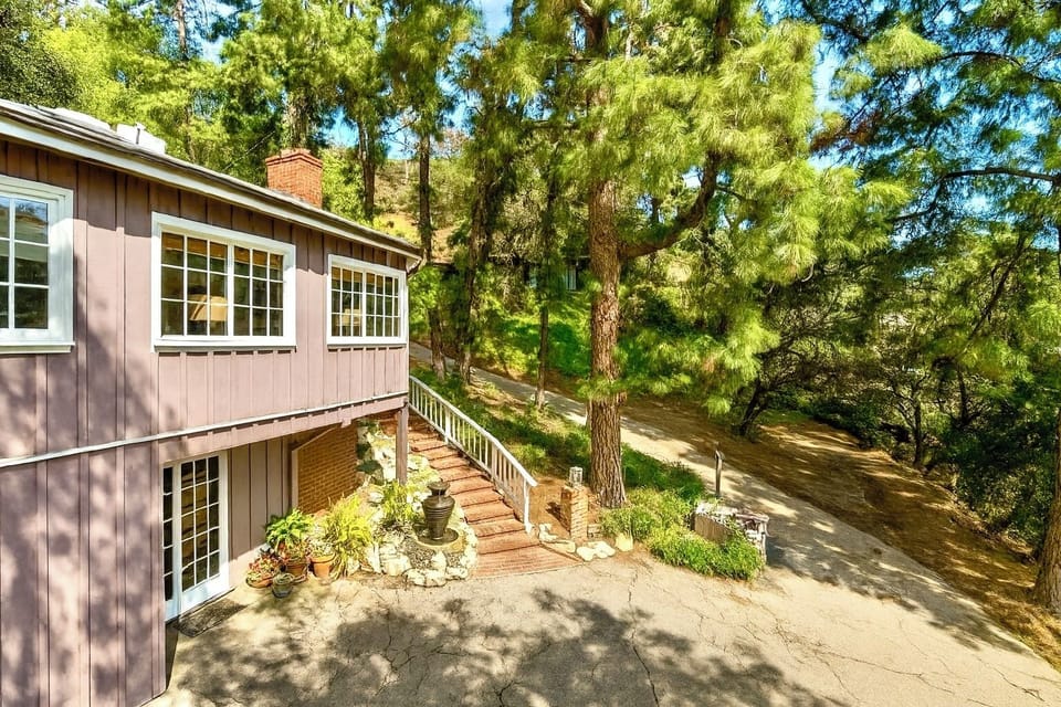 PRIVATE HOLLYWOOD HILLS SPA RETREAT+VIEWS+GARDEN+DECK+STEAM+'JACUZZI STYLE' TUB