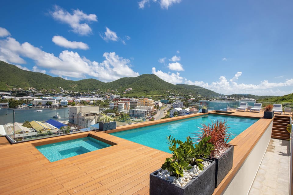 Roof Top Pool and Jacuzzis