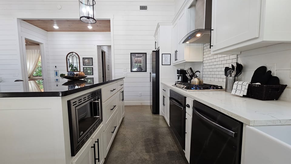 Chef’s Kitchen w/ gas range, marble island & fully stocked coffee bar