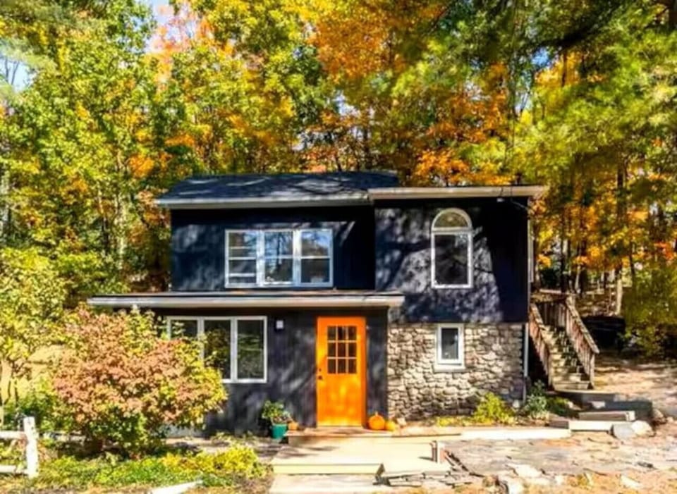 Stunning newly renovated cabin in the woods!