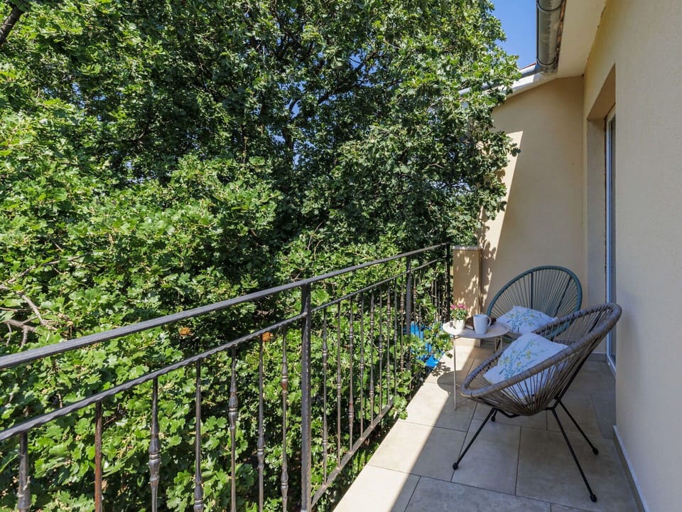 Outdoor Furniture, Shade, Balcony, Chair, Handrail, Fence, Backyard, Porch