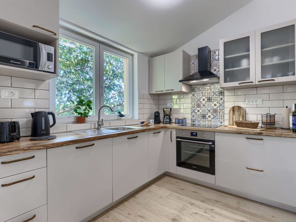 Kitchen, Kitchen Appliance, Countertop, Major Appliance, Cabinetry, Interior Design, Wood, Flooring, Home Appliance, Sink