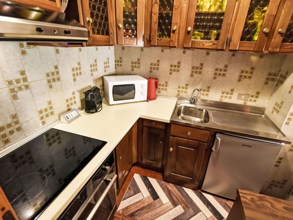 Flooring, Kitchen, Major Appliance, Wood, Kitchen Appliance, Floor, Interior Design, Countertop, Cabinetry, Kitchen Stove