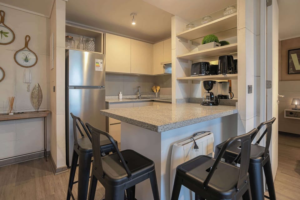 Cocina equipada con todo lo necesario para preparar tus comidas favoritas junto a comedor de granito