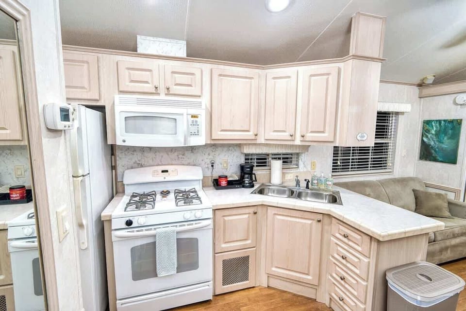 View of full kitchen, space to make your best home cooked meal!