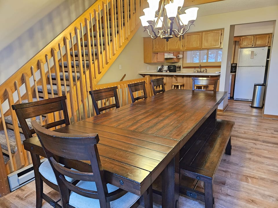 Dining area to kitchen