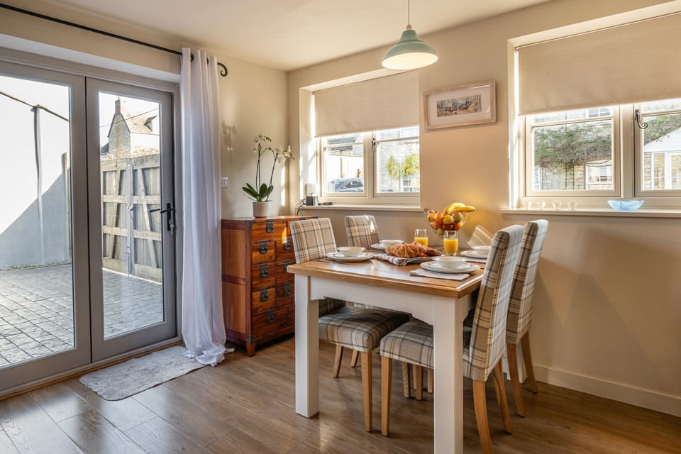 King's Cottage Kitchen/diner - StayCotswold