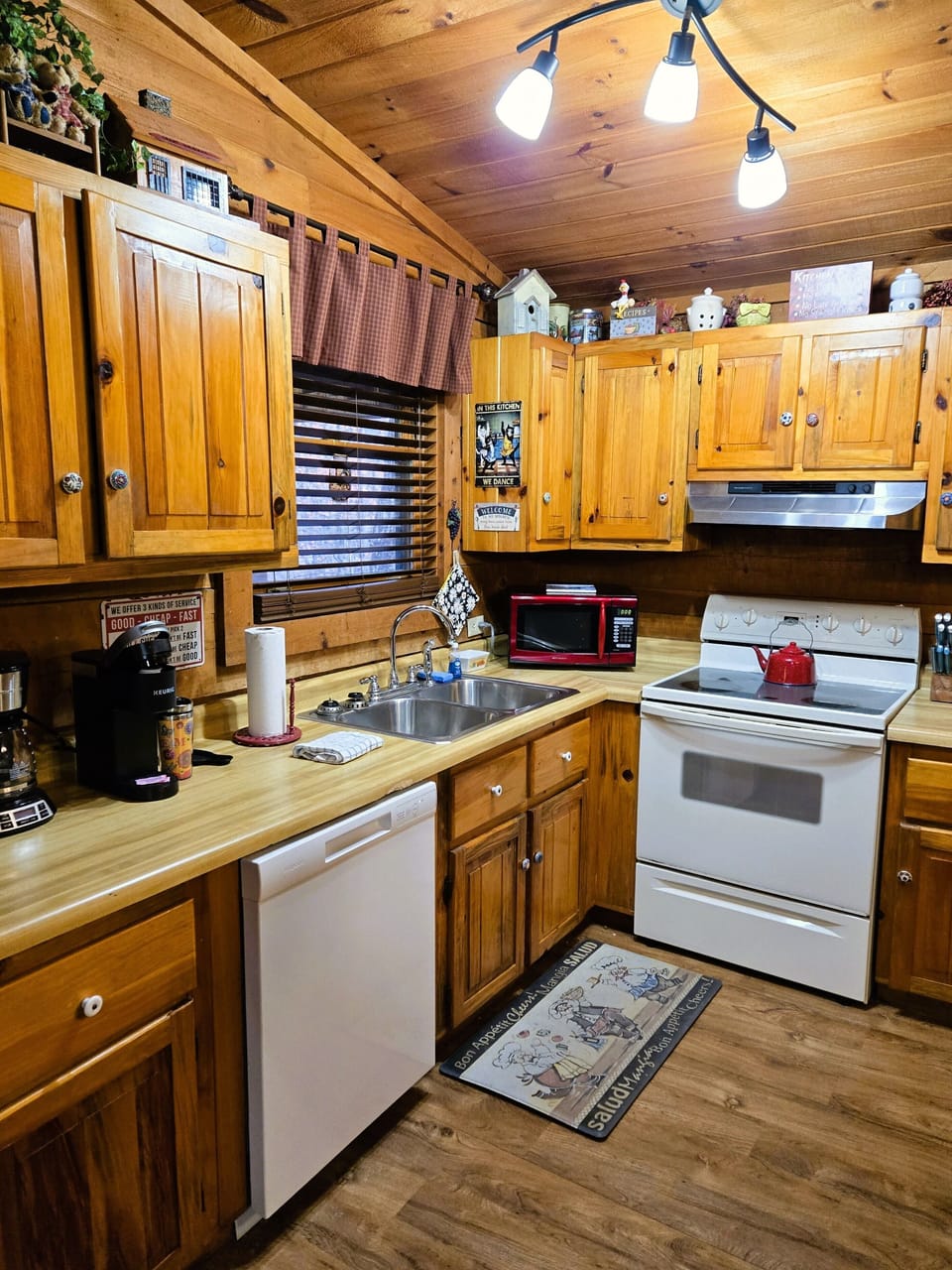 Kitchen has plenty of cabinets, counter space, all appliances-refer has icemaker