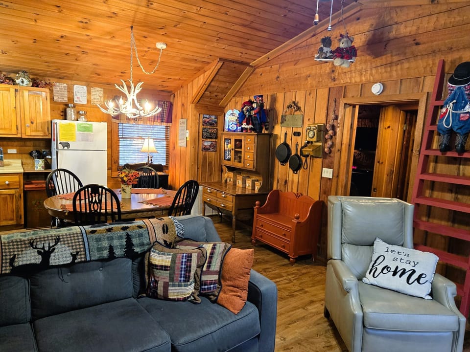 The main level has a kitchen-dining-kitchen-king bedroom-large full bath
