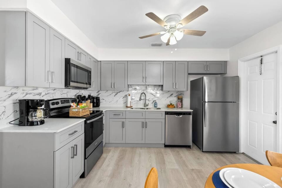 Find your welcome basket when you enter the kitchen/dining area for a few snacks to enjoy.