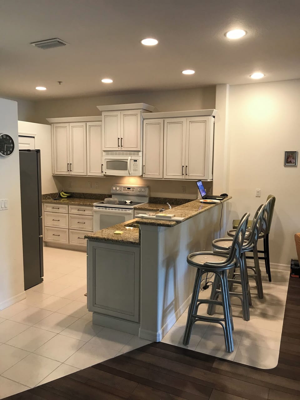 Large Kitchen with Snackbar