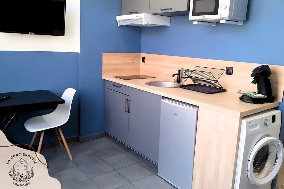 CUISINE EQUIPEE
SENSEO, BOUILLOIRE, GRILLE PAIN, PLAQUE DE CUISSON, MACHINE A LAVER ET PETIT FRIGO