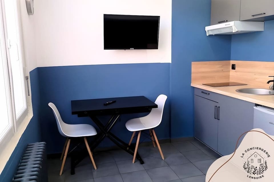 TABLE POUR 3 PERSONNES
TV ET WIFI