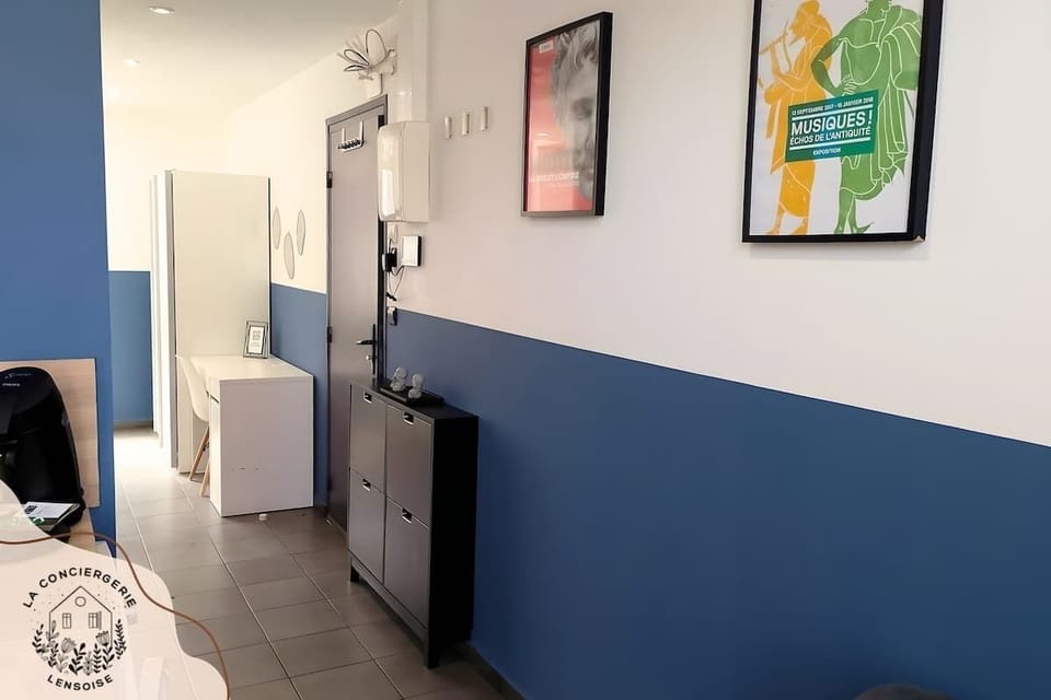 ENTREE AVEC MEUBLE A CHAUSSURES