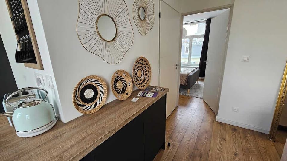 Partie du plan de travail de la cuisine. Les placards noirs en bas accueillent, entre autres, des verres à vin.