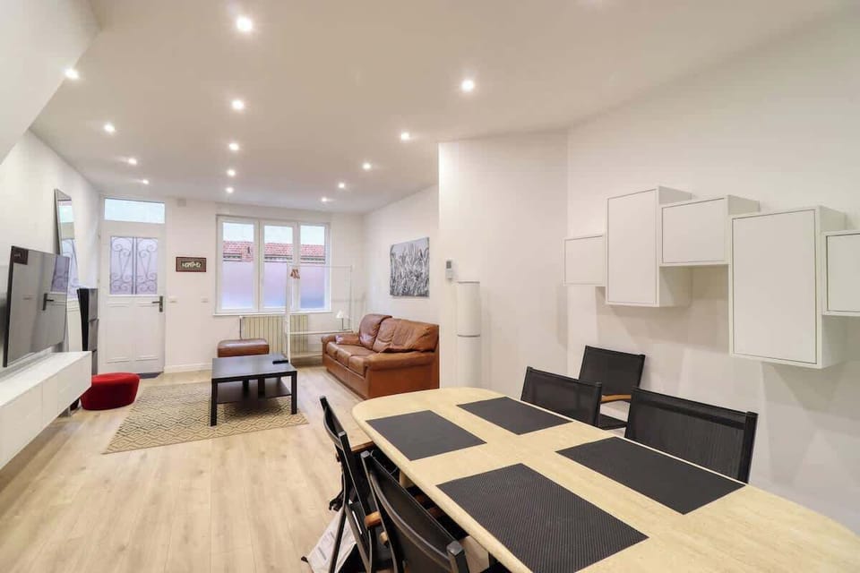 Grand salon avec TV HD connectée et espace salle à manger.
Cuisine ouverte sur la salle à manger (en enfilade).
Accès à la cours privative depuis la salle à manger.