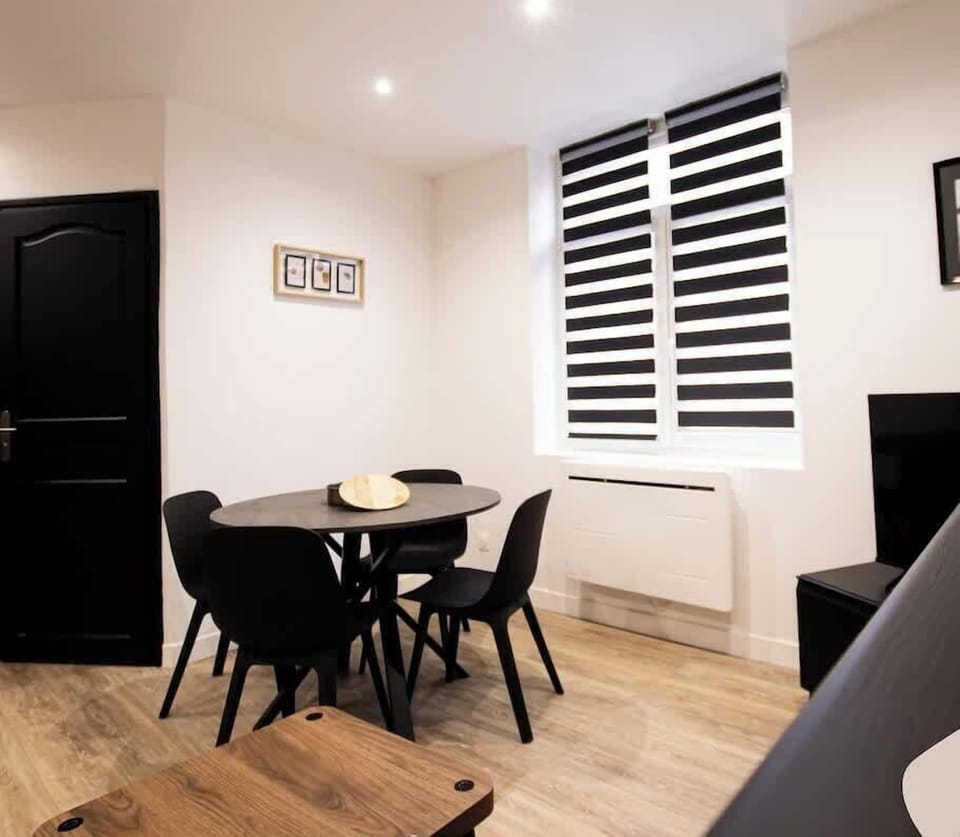 ESPACE REPAS 
TABLE ET 4 CHAISES