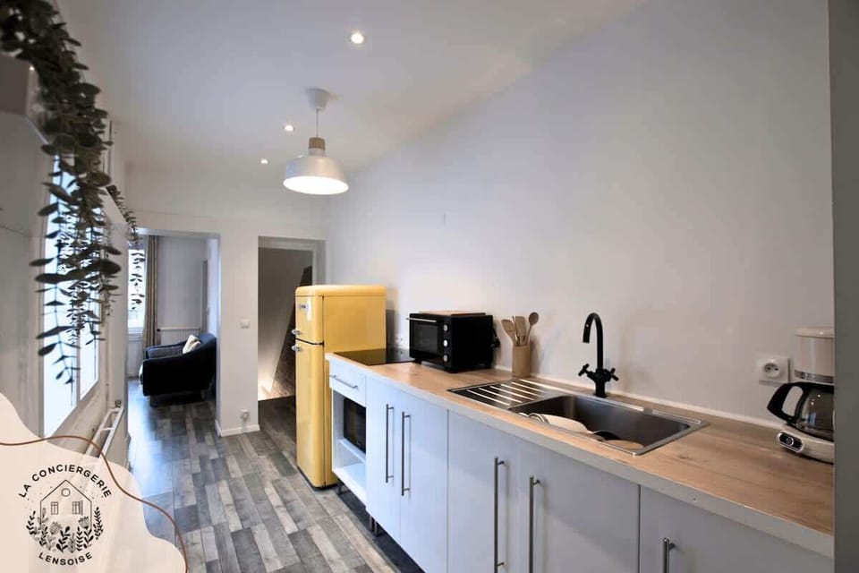 A GAUCHE LE SALON
A DROITE L'ESCALIER POUR LE REZ DE CHAUSSEE