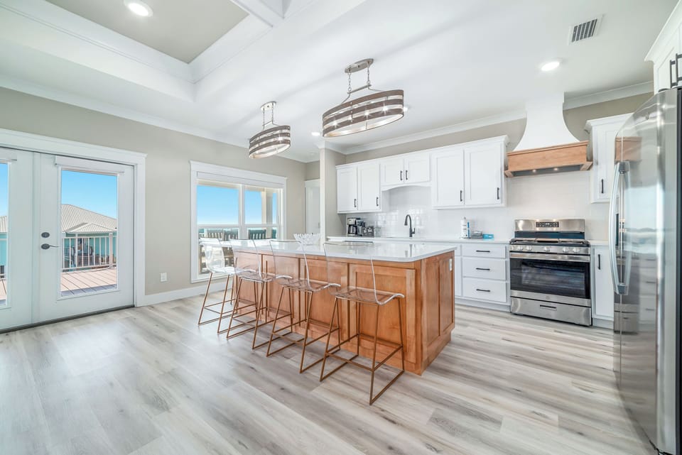 Beautiful kitchen with GAS range/oven