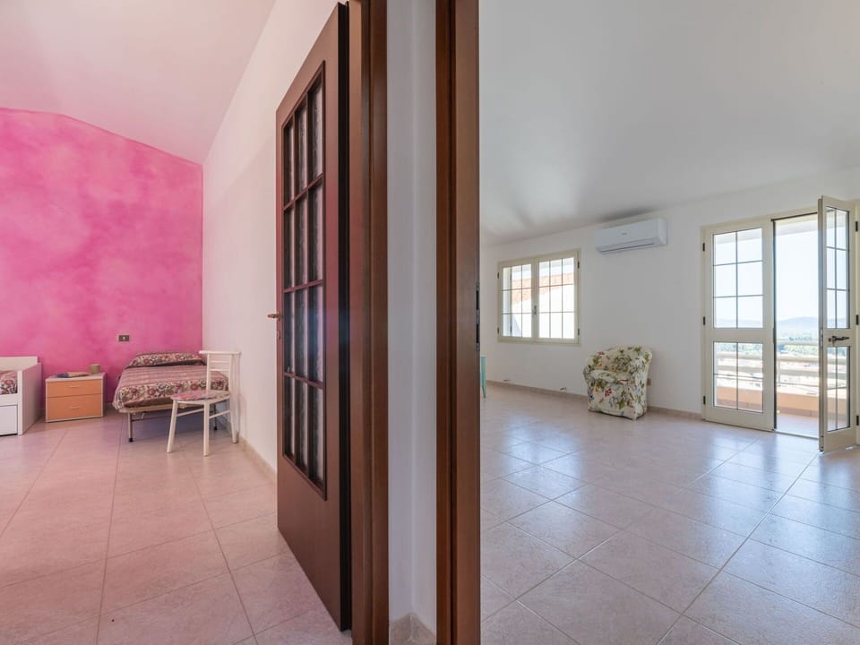 Flooring, Floor, Interior Design, Wood, Ceiling, Room, Lighting, Apartment, Furniture, Home