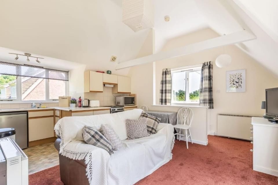 The Lodge at Alderfen View, Neatishead - Host & Stay
