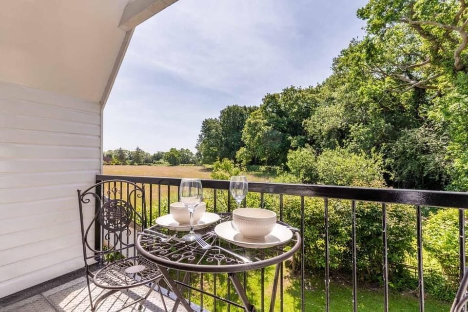 The Lodge at Alderfen View, Neatishead - Host & Stay