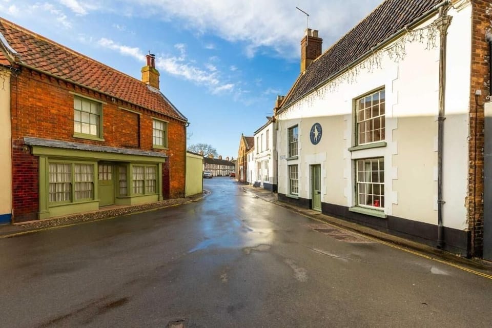 The Old Paul Pry, Holt - Host & Stay