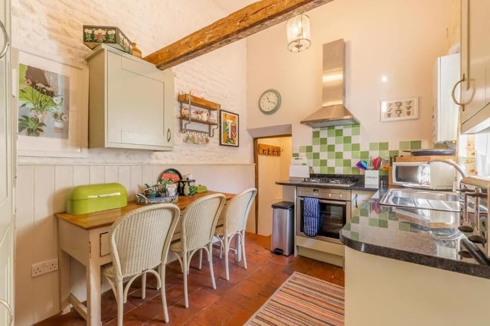 The Old Paul Pry, Holt - Host & Stay