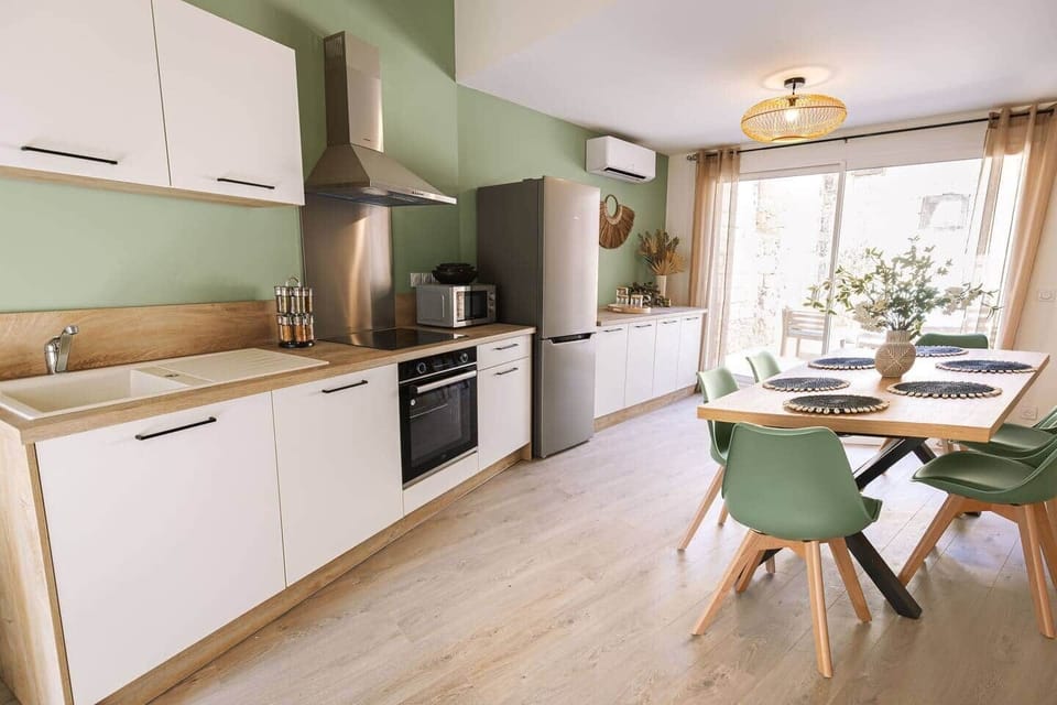 Cuisine moderne et entièrement équipée pour vos repas gourmands.