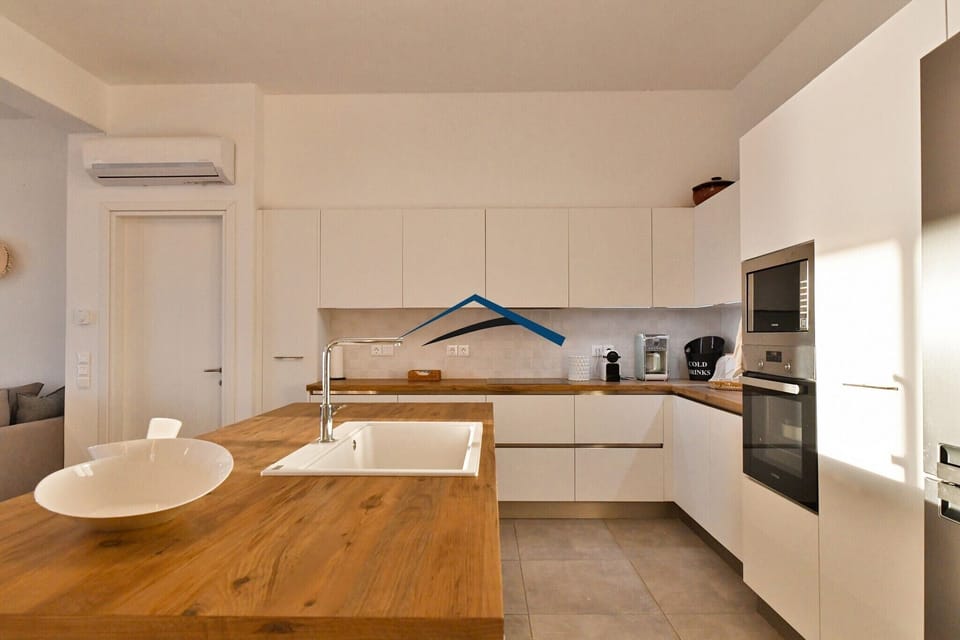 The fully equipped kitchen with an island